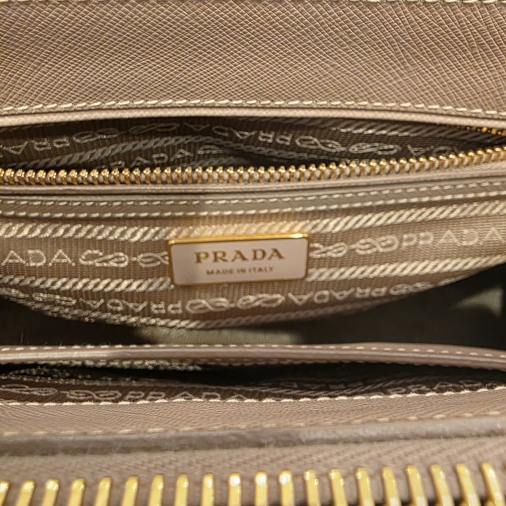 💯 Authentic Prada | Galleria Medium Saffiano Leather bag - Picture 12 of 17